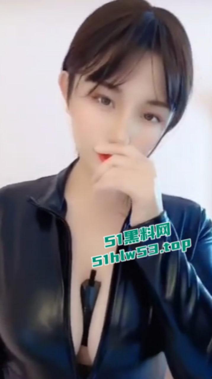 快手擦边女主播【晨曦兔子】订制皮衣自慰私拍，透明假屌剧烈插穴，紧致嫩鲍蜜汁横流！  第2张