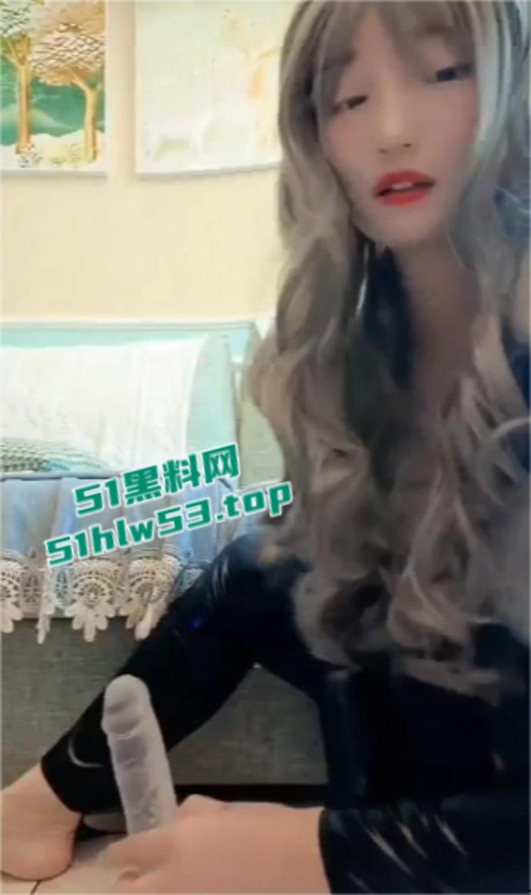 快手擦边女主播【晨曦兔子】订制皮衣自慰私拍，透明假屌剧烈插穴，紧致嫩鲍蜜汁横流！  第5张