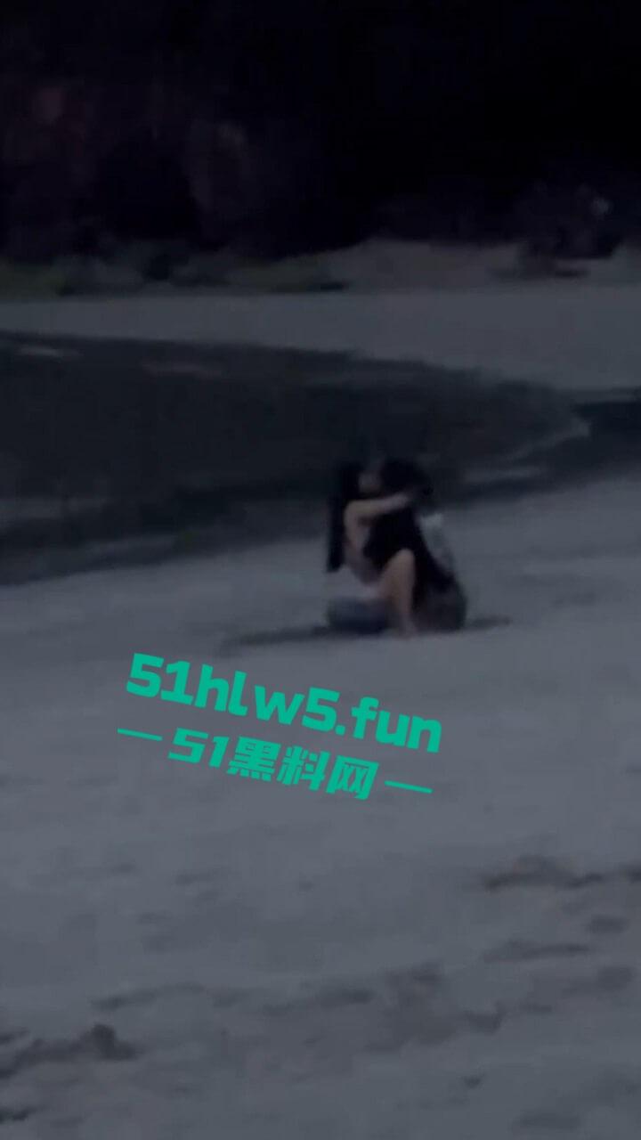 越南岘港仙沙港海滩,一对中国情侣在岘港仙沙港海滩骑乘做爱,现场公狗腰耸动激烈异常引发热议。 第2张 越南岘港仙沙港海滩,一对中国情侣在岘港仙沙港海滩骑乘做爱,现场公狗腰耸动激烈异常引发热议。 第2张