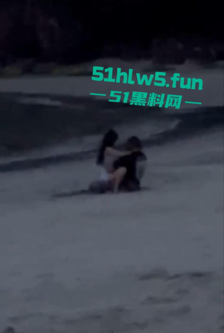 越南岘港仙沙港海滩,一对中国情侣在岘港仙沙港海滩骑乘做爱,现场公狗腰耸动激烈异常引发热议。 第3张 越南岘港仙沙港海滩,一对中国情侣在岘港仙沙港海滩骑乘做爱,现场公狗腰耸动激烈异常引发热议。 第3张