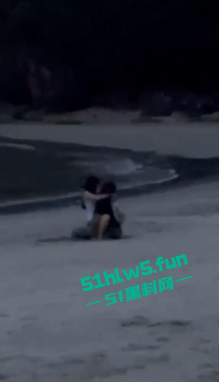 越南岘港仙沙港海滩,一对中国情侣在岘港仙沙港海滩骑乘做爱,现场公狗腰耸动激烈异常引发热议。 第4张 越南岘港仙沙港海滩,一对中国情侣在岘港仙沙港海滩骑乘做爱,现场公狗腰耸动激烈异常引发热议。 第4张