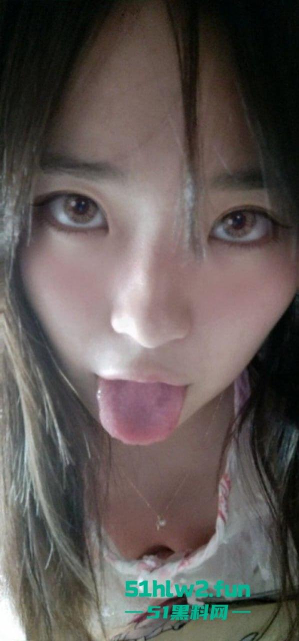 湖北师大高颜值骚母狗【黄馨瑶】为情所困对渣男友言听计从，口爆吞精无套激射自甘堕落做其床上玩物。  第4张