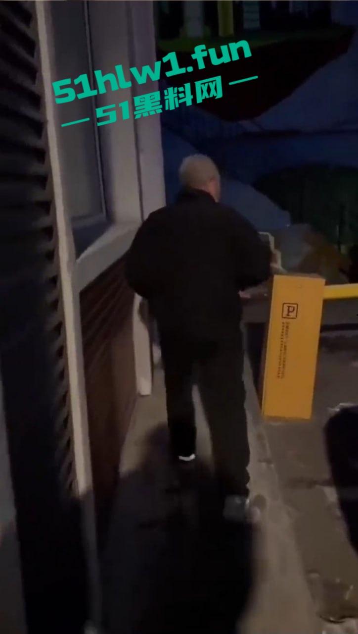 长春奇葩老头厕所偷窥放尿,天天跑错厕所骚扰娘们,跑路还想长四条腿真是老不正经! 第1张 长春奇葩老头厕所偷窥放尿,天天跑错厕所骚扰娘们,跑路还想长四条腿真是老不正经! 第1张