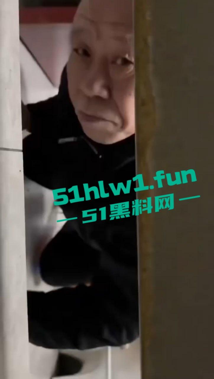长春奇葩老头厕所偷窥放尿,天天跑错厕所骚扰娘们,跑路还想长四条腿真是老不正经! 第2张 长春奇葩老头厕所偷窥放尿,天天跑错厕所骚扰娘们,跑路还想长四条腿真是老不正经! 第2张