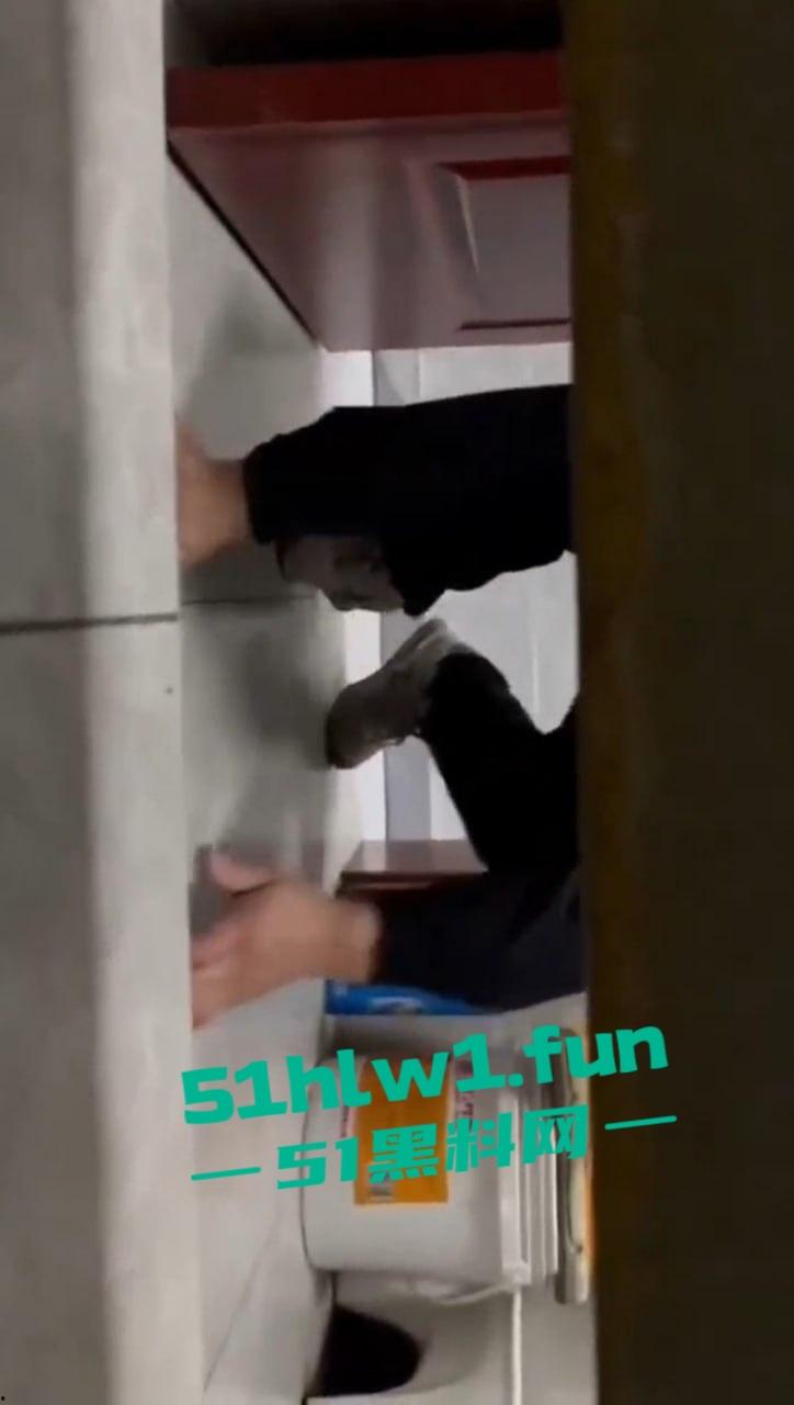 长春奇葩老头厕所偷窥放尿,天天跑错厕所骚扰娘们,跑路还想长四条腿真是老不正经! 第4张 长春奇葩老头厕所偷窥放尿,天天跑错厕所骚扰娘们,跑路还想长四条腿真是老不正经! 第4张