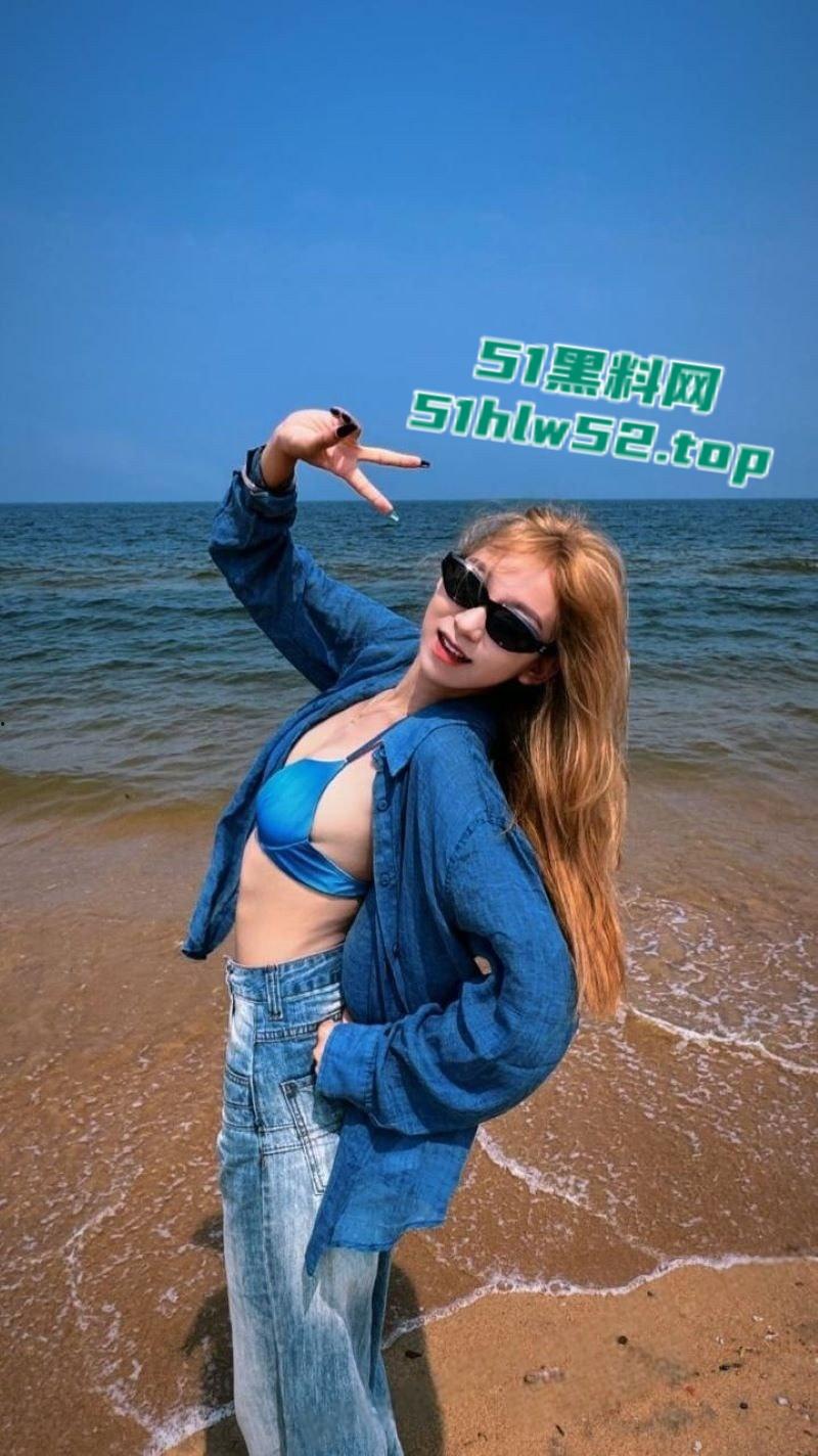 骚货【陈佳怡】惨遭男友曝光,男友联手同学双人不断狂操3P性爱视频流出,骚货淫水床上狂喷! 第3张 骚货【陈佳怡】惨遭男友曝光,男友联手同学双人不断狂操3P性爱视频流出,骚货淫水床上狂喷! 第3张