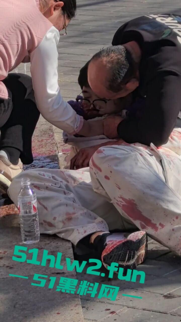 北京顺义区民富街,初中生摔倒被铁棍插中系一商户为防止别人门前停车安置,导致血液喷涌当场死亡。 第1张 北京顺义区民富街,初中生摔倒被铁棍插中系一商户为防止别人门前停车安置,导致血液喷涌当场死亡。 第1张