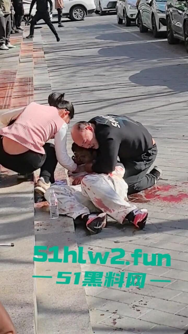 北京顺义区民富街,初中生摔倒被铁棍插中系一商户为防止别人门前停车安置,导致血液喷涌当场死亡。 第2张 北京顺义区民富街,初中生摔倒被铁棍插中系一商户为防止别人门前停车安置,导致血液喷涌当场死亡。 第2张