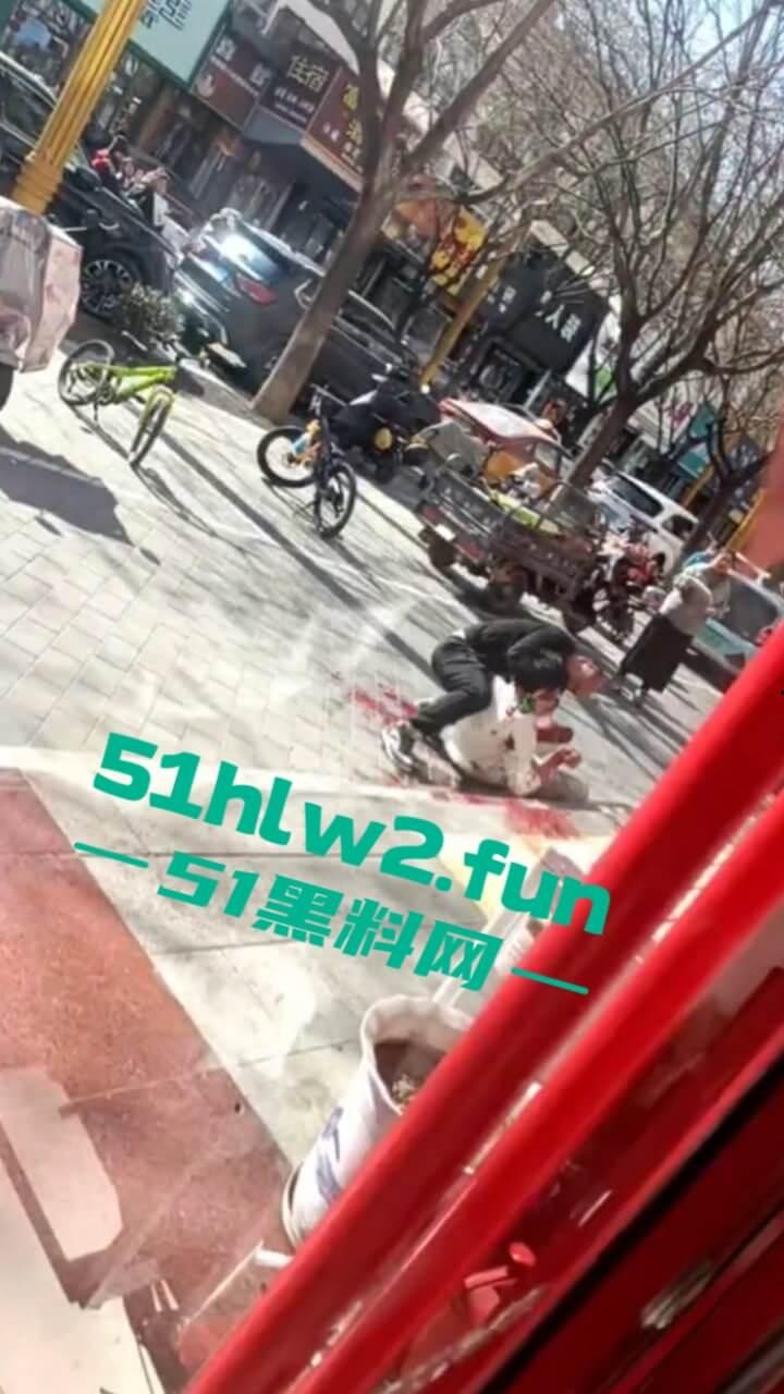 北京顺义区民富街,初中生摔倒被铁棍插中系一商户为防止别人门前停车安置,导致血液喷涌当场死亡。 第3张 北京顺义区民富街,初中生摔倒被铁棍插中系一商户为防止别人门前停车安置,导致血液喷涌当场死亡。 第3张