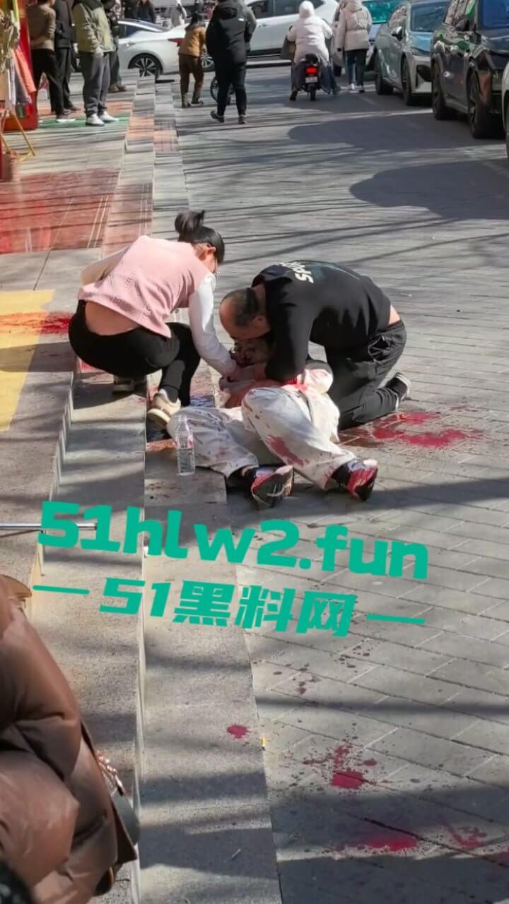 北京顺义区民富街,初中生摔倒被铁棍插中系一商户为防止别人门前停车安置,导致血液喷涌当场死亡。 第5张 北京顺义区民富街,初中生摔倒被铁棍插中系一商户为防止别人门前停车安置,导致血液喷涌当场死亡。 第5张