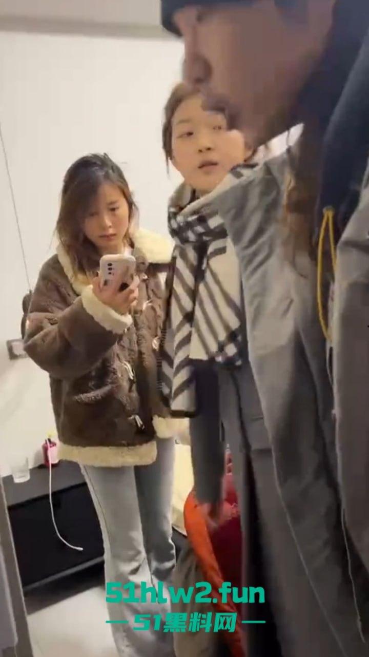 大年初七抓骚鸡,重庆狗男女年假抓紧操逼原配带舅哥突然杀回捉奸在床,现场视频流出。 第1张 大年初七抓骚鸡,重庆狗男女年假抓紧操逼原配带舅哥突然杀回捉奸在床,现场视频流出。 第1张