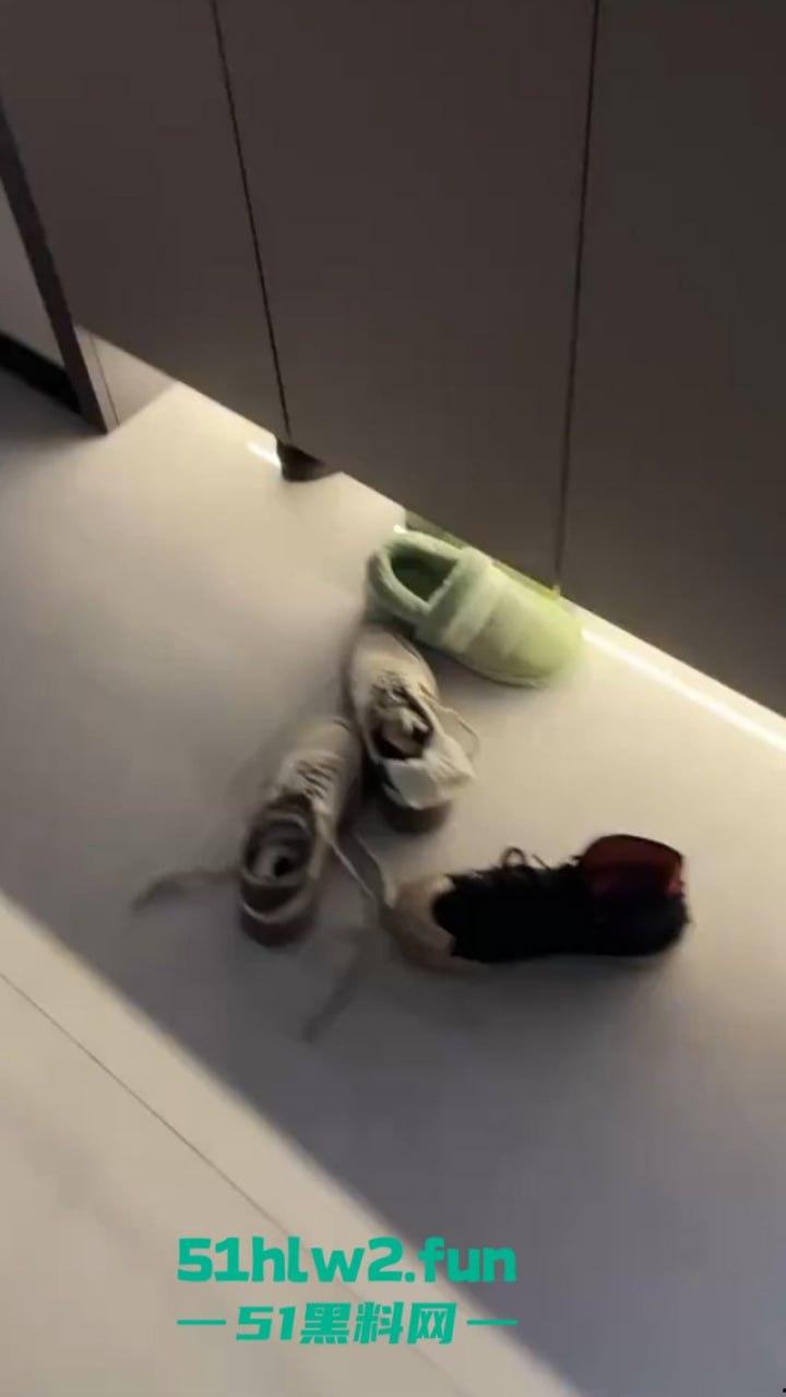 大年初七抓骚鸡,重庆狗男女年假抓紧操逼原配带舅哥突然杀回捉奸在床,现场视频流出。 第2张 大年初七抓骚鸡,重庆狗男女年假抓紧操逼原配带舅哥突然杀回捉奸在床,现场视频流出。 第2张