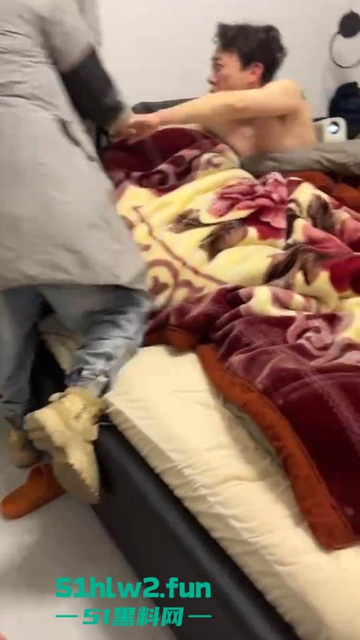 大年初七抓骚鸡,重庆狗男女年假抓紧操逼原配带舅哥突然杀回捉奸在床,现场视频流出。 第3张 大年初七抓骚鸡,重庆狗男女年假抓紧操逼原配带舅哥突然杀回捉奸在床,现场视频流出。 第3张