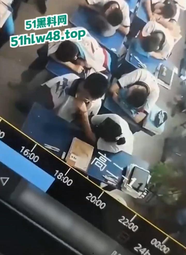 广州市第七中学【胡梦玲】上课主动给同桌手淫，监控下记录被曝光，小年轻又骚又胆大完全控制不了。  第1张