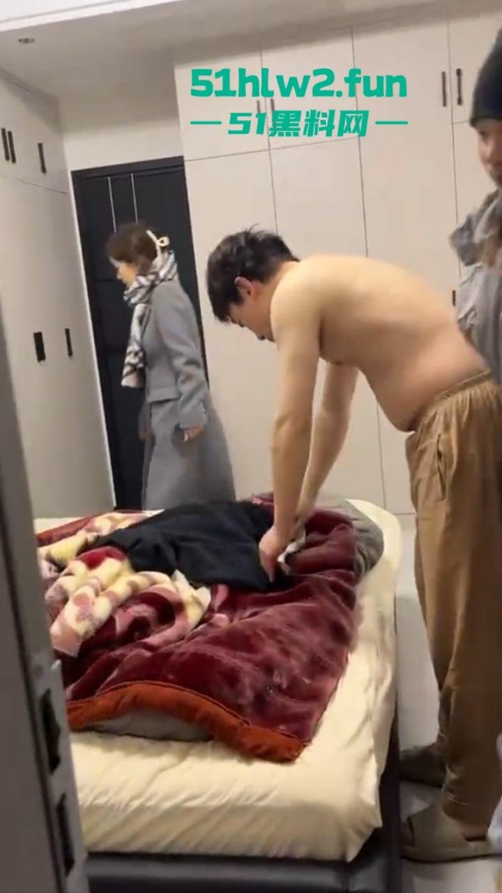 大年初七抓骚鸡,重庆狗男女年假抓紧操逼原配带舅哥突然杀回捉奸在床,现场视频流出。 第4张 大年初七抓骚鸡,重庆狗男女年假抓紧操逼原配带舅哥突然杀回捉奸在床,现场视频流出。 第4张