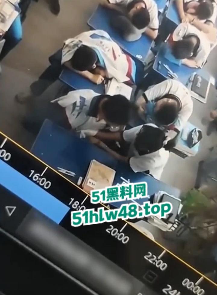 广州市第七中学【胡梦玲】上课主动给同桌手淫，监控下记录被曝光，小年轻又骚又胆大完全控制不了。  第2张
