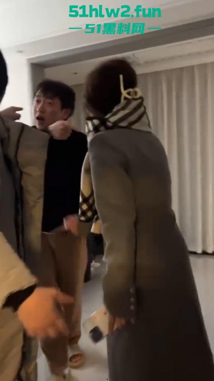 大年初七抓骚鸡,重庆狗男女年假抓紧操逼原配带舅哥突然杀回捉奸在床,现场视频流出。 第5张 大年初七抓骚鸡,重庆狗男女年假抓紧操逼原配带舅哥突然杀回捉奸在床,现场视频流出。 第5张