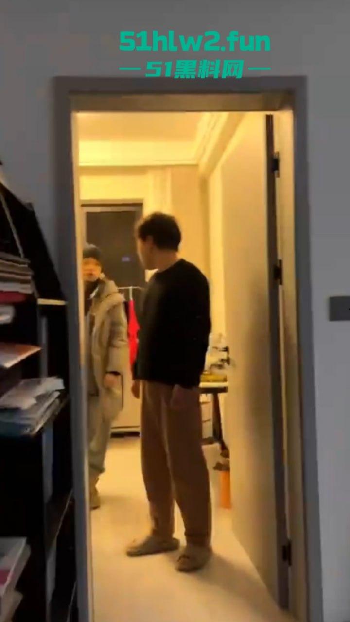 大年初七抓骚鸡,重庆狗男女年假抓紧操逼原配带舅哥突然杀回捉奸在床,现场视频流出。 第6张 大年初七抓骚鸡,重庆狗男女年假抓紧操逼原配带舅哥突然杀回捉奸在床,现场视频流出。 第6张