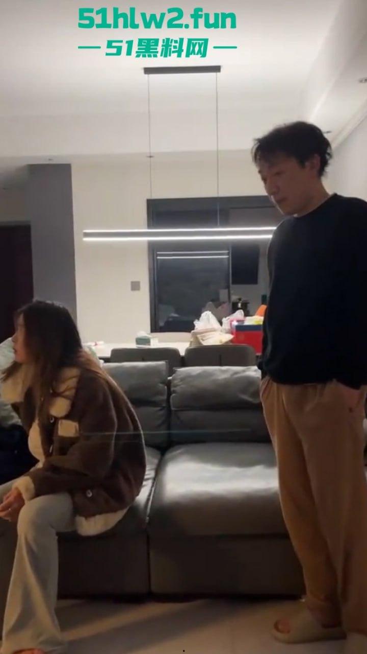 大年初七抓骚鸡,重庆狗男女年假抓紧操逼原配带舅哥突然杀回捉奸在床,现场视频流出。 第7张 大年初七抓骚鸡,重庆狗男女年假抓紧操逼原配带舅哥突然杀回捉奸在床,现场视频流出。 第7张