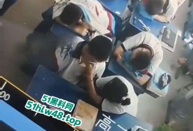 广州市第七中学【胡梦玲】上课主动给同桌手淫，监控下记录被曝光，小年轻又骚又胆大完全控制不了。  第6张