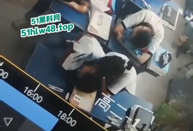 广州市第七中学【胡梦玲】上课主动给同桌手淫，监控下记录被曝光，小年轻又骚又胆大完全控制不了。  第7张