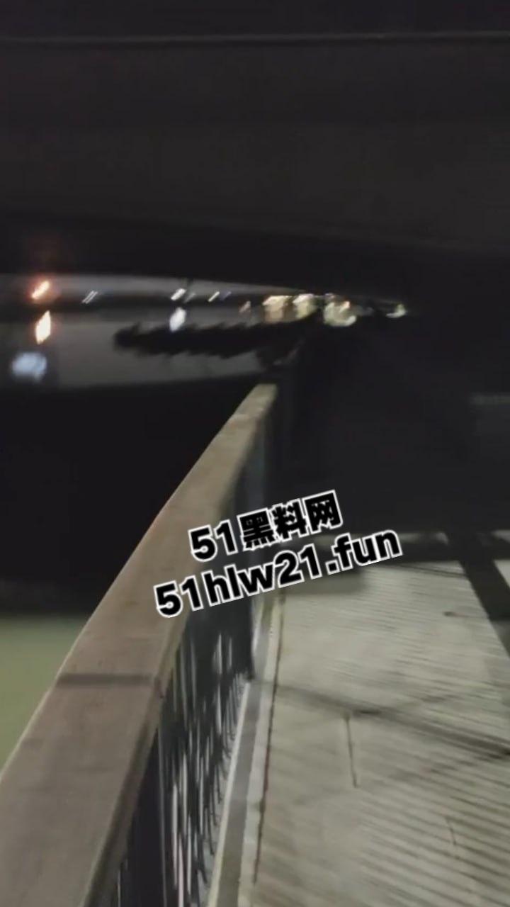 钓鱼佬夜钓惊现尸体,大长腿女尸钓鱼佬也太神奇,除了鱼钓不到以外什么都能钓到! 第2张 钓鱼佬夜钓惊现尸体,大长腿女尸钓鱼佬也太神奇,除了鱼钓不到以外什么都能钓到! 第2张