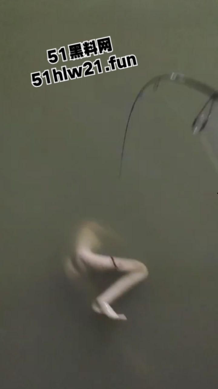 钓鱼佬夜钓惊现尸体,大长腿女尸钓鱼佬也太神奇,除了鱼钓不到以外什么都能钓到! 第3张 钓鱼佬夜钓惊现尸体,大长腿女尸钓鱼佬也太神奇,除了鱼钓不到以外什么都能钓到! 第3张