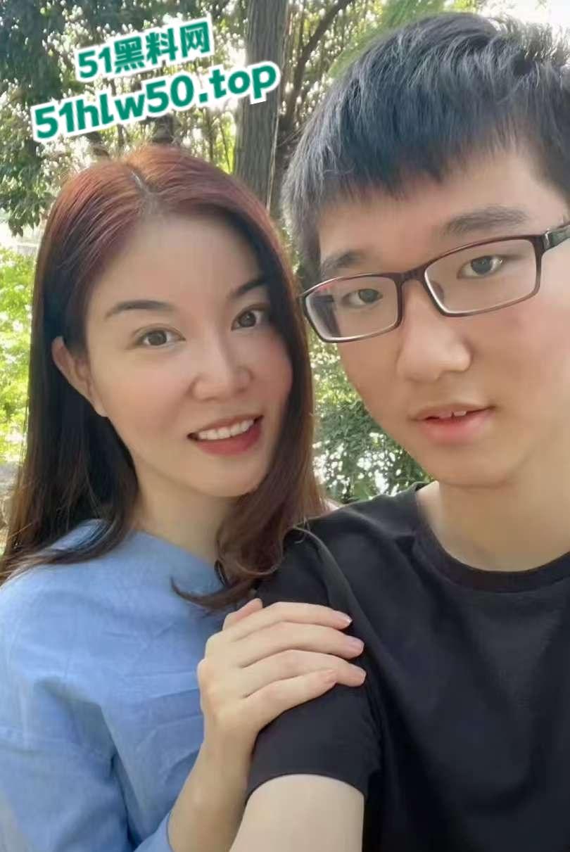 乱伦系列之母子，单身骚妈微博发亲吻照宣示亲儿使用权，居家做爱后入肥臀边包饺子边授精。  第2张