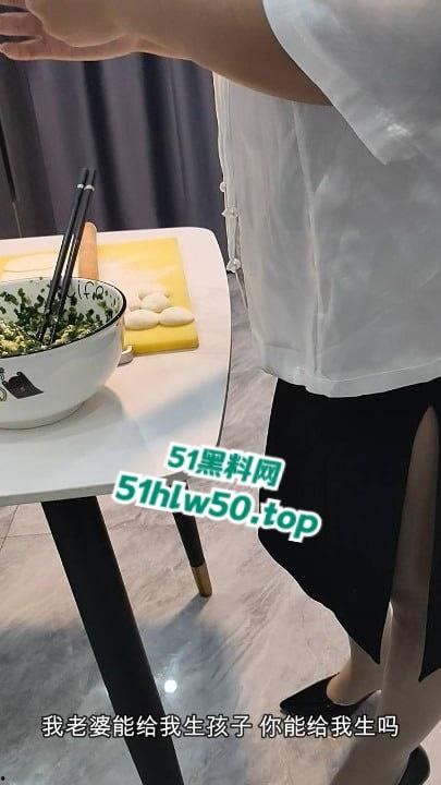 乱伦系列之母子，单身骚妈微博发亲吻照宣示亲儿使用权，居家做爱后入肥臀边包饺子边授精。  第3张