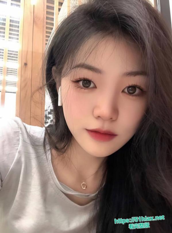 昆明理工大学系花李梦静家中最新私密视频泄密:跪地深喉吸吮肉棒口爆吞精,床上无套爆操骚穴激情颜射! 第2张 昆明理工大学系花李梦静家中最新私密视频泄密:跪地深喉吸吮肉棒口爆吞精,床上无套爆操骚穴激情颜射! 第2张