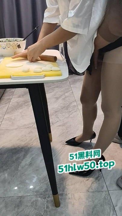 乱伦系列之母子，单身骚妈微博发亲吻照宣示亲儿使用权，居家做爱后入肥臀边包饺子边授精。  第5张