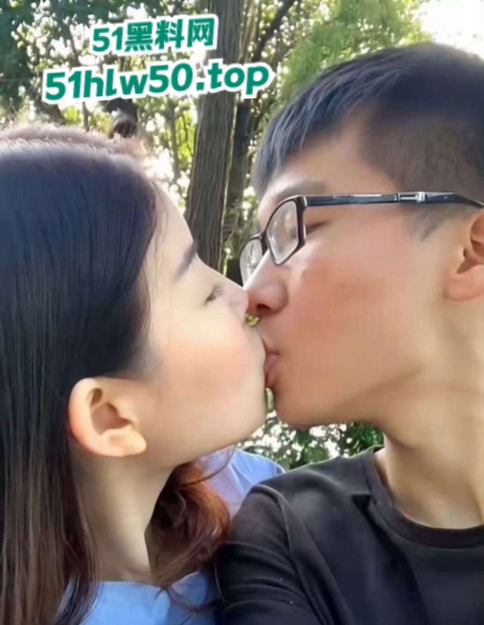 乱伦系列之母子，单身骚妈微博发亲吻照宣示亲儿使用权，居家做爱后入肥臀边包饺子边授精。  第6张