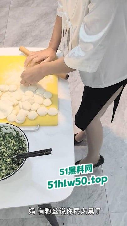 乱伦系列之母子，单身骚妈微博发亲吻照宣示亲儿使用权，居家做爱后入肥臀边包饺子边授精。  第7张