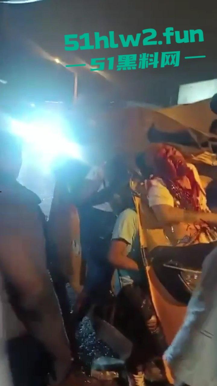 老头乐车祸现场因超速追尾，老头被当场甩出满脸是血，这回老头乐坏了老头也不乐了。  第4张