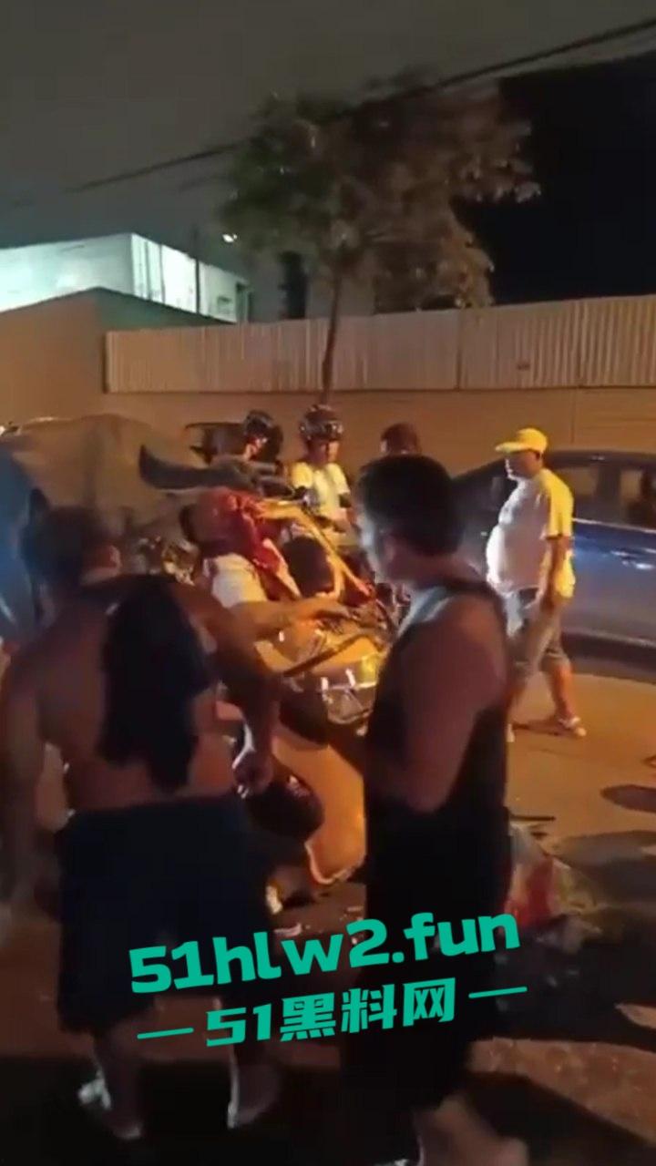 老头乐车祸现场因超速追尾，老头被当场甩出满脸是血，这回老头乐坏了老头也不乐了。  第6张