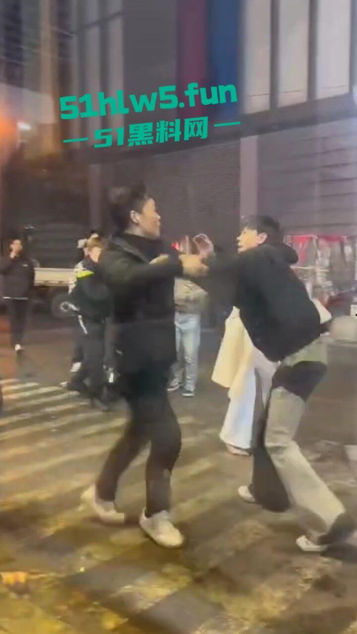 以父爱之名,暴揍精神小伙,沈阳某饭店门口渣男玩弄大叔的女儿,爱女心切叫人当街暴揍渣男。 第1张 以父爱之名,暴揍精神小伙,沈阳某饭店门口渣男玩弄大叔的女儿,爱女心切叫人当街暴揍渣男。 第1张