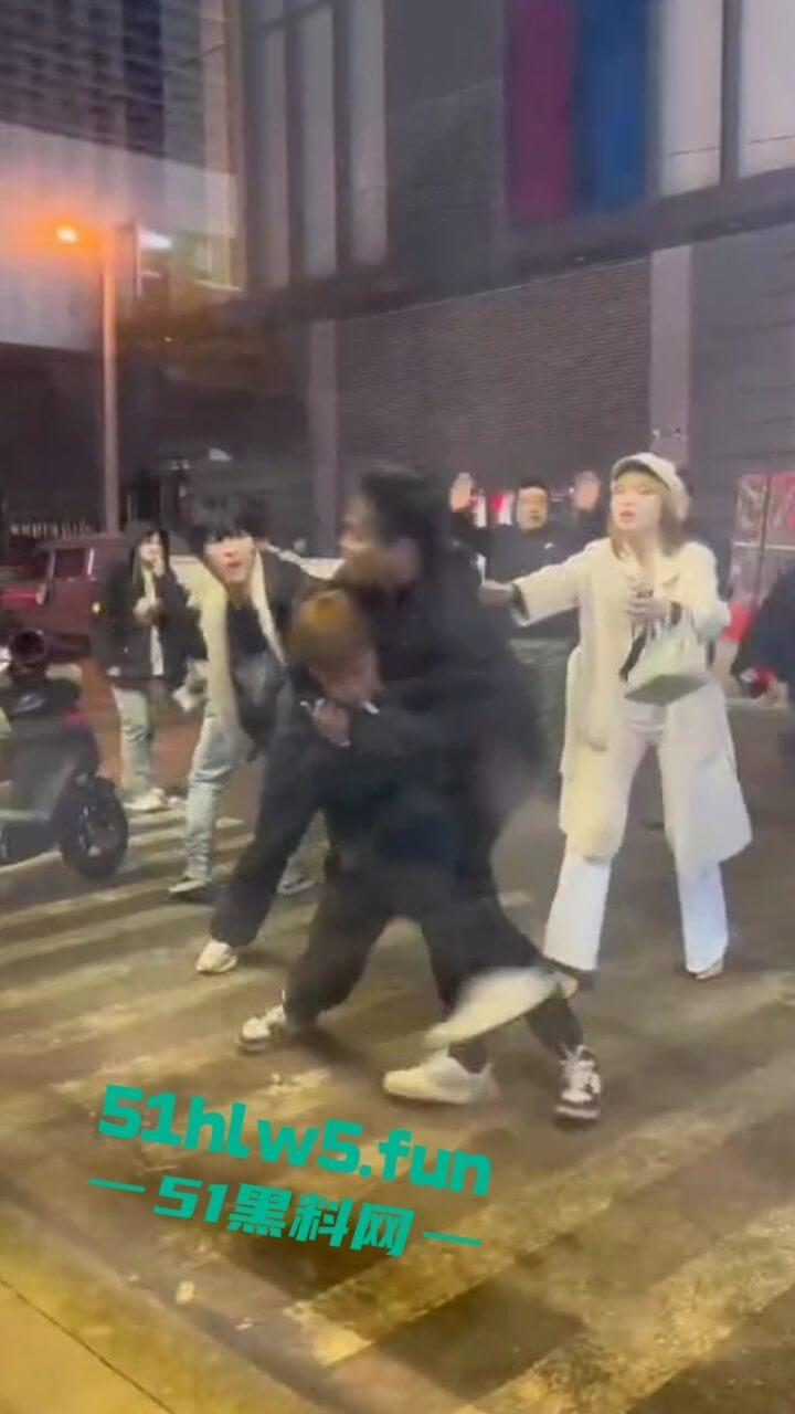 以父爱之名,暴揍精神小伙,沈阳某饭店门口渣男玩弄大叔的女儿,爱女心切叫人当街暴揍渣男。 第2张 以父爱之名,暴揍精神小伙,沈阳某饭店门口渣男玩弄大叔的女儿,爱女心切叫人当街暴揍渣男。 第2张