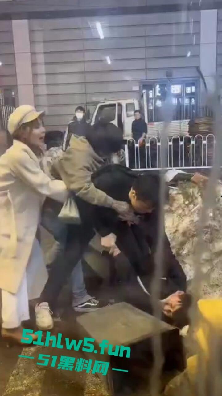 以父爱之名,暴揍精神小伙,沈阳某饭店门口渣男玩弄大叔的女儿,爱女心切叫人当街暴揍渣男。 第3张 以父爱之名,暴揍精神小伙,沈阳某饭店门口渣男玩弄大叔的女儿,爱女心切叫人当街暴揍渣男。 第3张