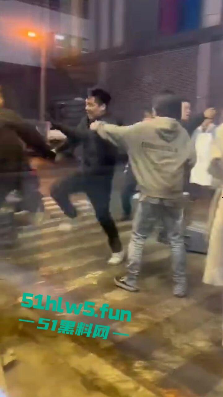 以父爱之名,暴揍精神小伙,沈阳某饭店门口渣男玩弄大叔的女儿,爱女心切叫人当街暴揍渣男。 第4张 以父爱之名,暴揍精神小伙,沈阳某饭店门口渣男玩弄大叔的女儿,爱女心切叫人当街暴揍渣男。 第4张