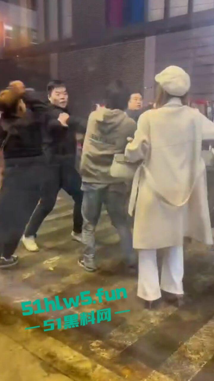 以父爱之名,暴揍精神小伙,沈阳某饭店门口渣男玩弄大叔的女儿,爱女心切叫人当街暴揍渣男。 第5张 以父爱之名,暴揍精神小伙,沈阳某饭店门口渣男玩弄大叔的女儿,爱女心切叫人当街暴揍渣男。 第5张