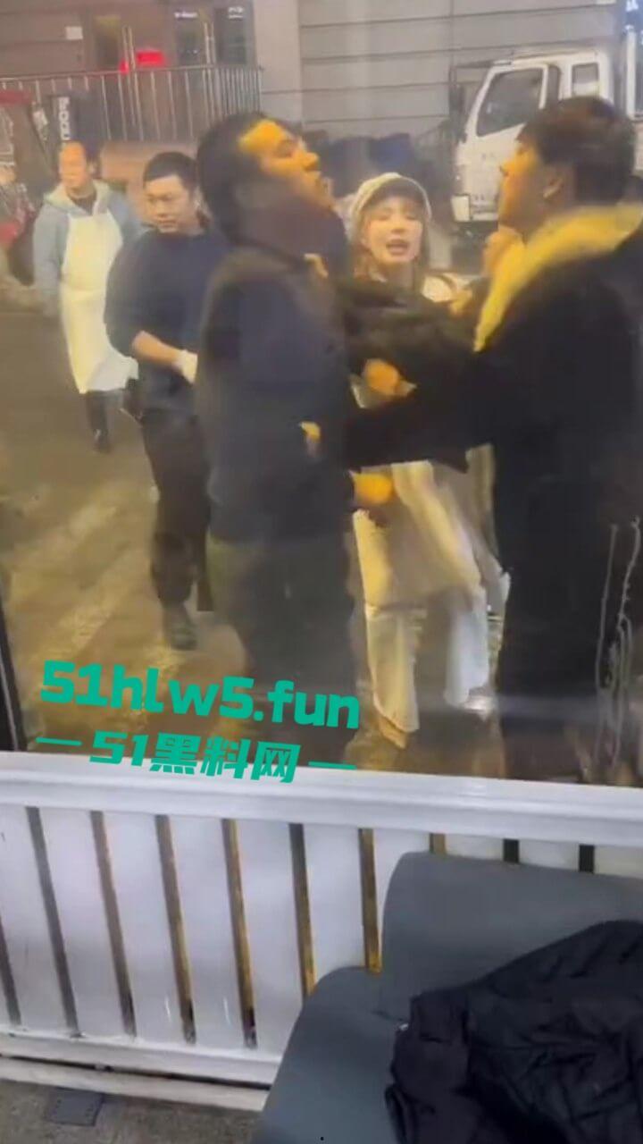 以父爱之名,暴揍精神小伙,沈阳某饭店门口渣男玩弄大叔的女儿,爱女心切叫人当街暴揍渣男。 第6张 以父爱之名,暴揍精神小伙,沈阳某饭店门口渣男玩弄大叔的女儿,爱女心切叫人当街暴揍渣男。 第6张