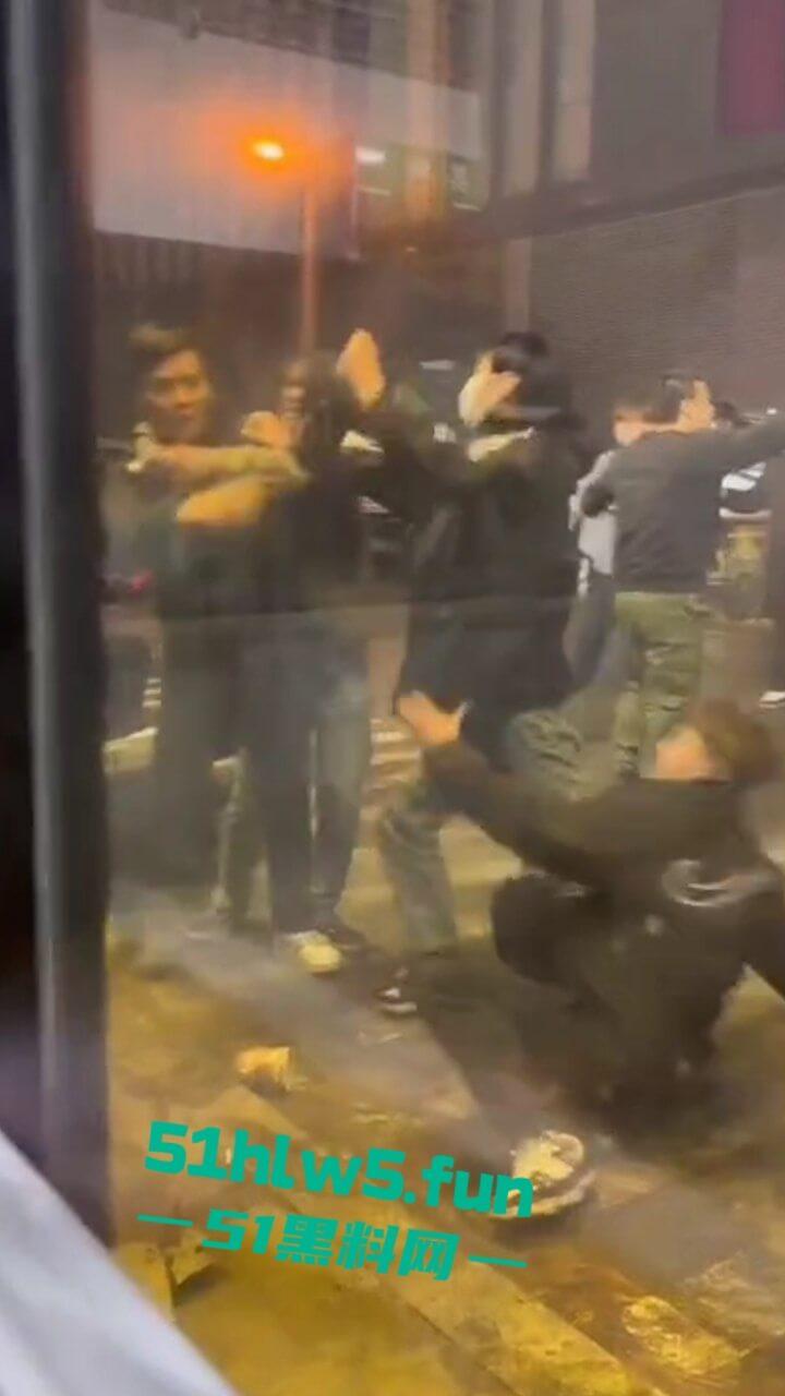 以父爱之名,暴揍精神小伙,沈阳某饭店门口渣男玩弄大叔的女儿,爱女心切叫人当街暴揍渣男。 第7张 以父爱之名,暴揍精神小伙,沈阳某饭店门口渣男玩弄大叔的女儿,爱女心切叫人当街暴揍渣男。 第7张