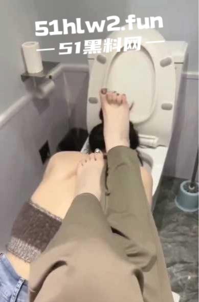 女虐女SM片段精选,下贱女的生活,三女M被女主人虐成狗,舔脚喝尿扇耳光吞口水,女人何必为难女人? 第8张 女虐女SM片段精选,下贱女的生活,三女M被女主人虐成狗,舔脚喝尿扇耳光吞口水,女人何必为难女人? 第8张