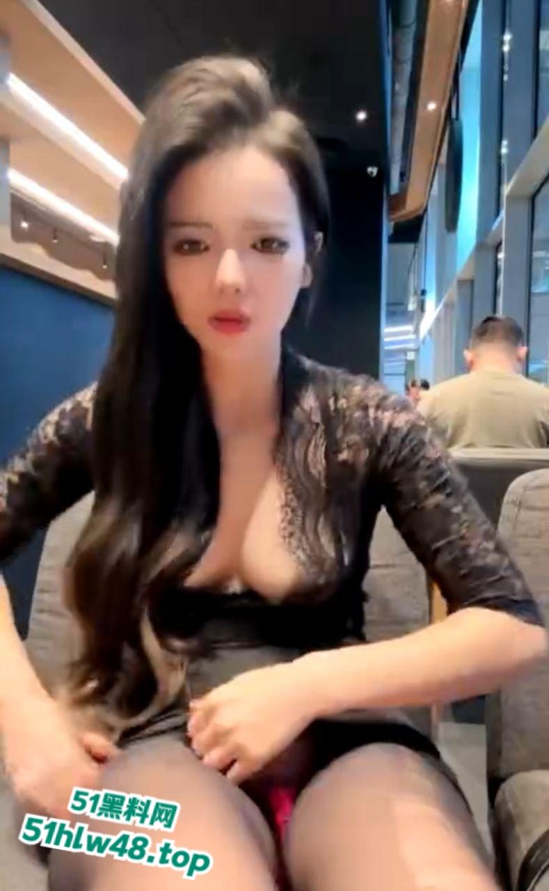 反差女神【琪琪】在商场玩露出,跳蛋插逼当众撕袜骚言骚语说不停脸皮真厚! 第3张 反差女神【琪琪】在商场玩露出,跳蛋插逼当众撕袜骚言骚语说不停脸皮真厚! 第3张