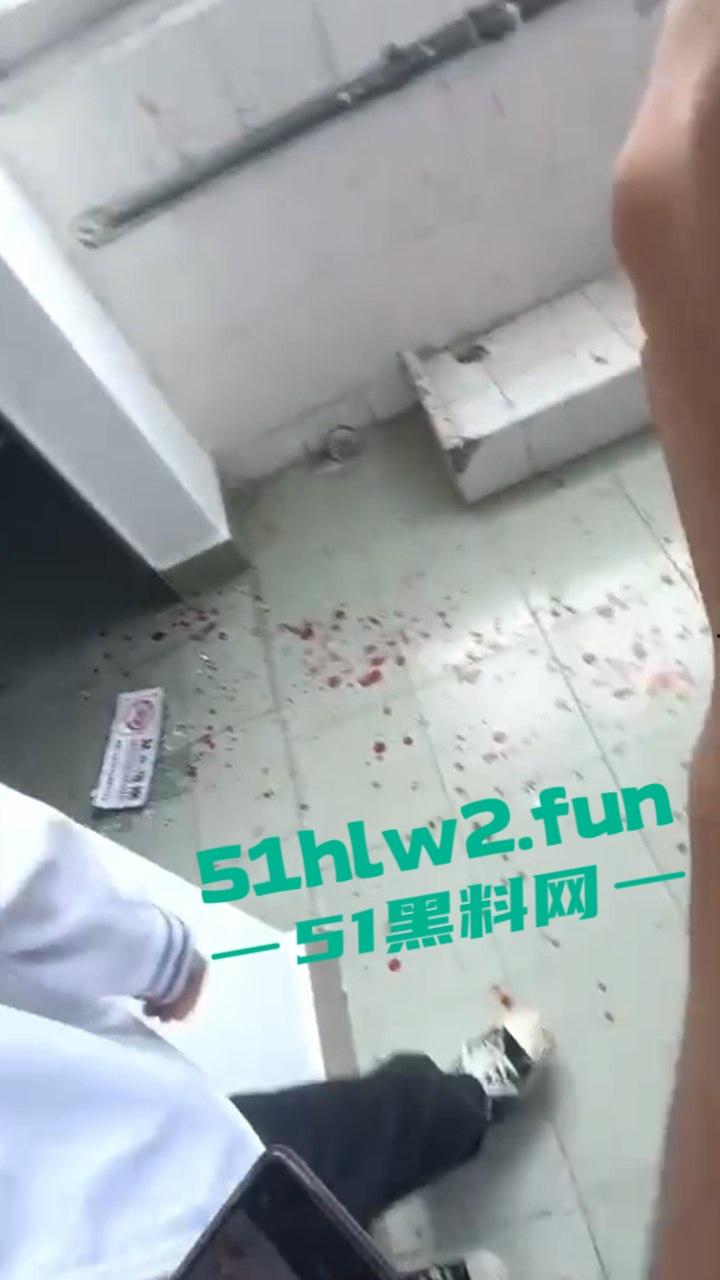 顺德中专汽修学院两男生暴揍室友,还用玻璃将其手筋挑断父母扬言要砍死两人,拒不接受和解。 第1张 顺德中专汽修学院两男生暴揍室友,还用玻璃将其手筋挑断父母扬言要砍死两人,拒不接受和解。 第1张