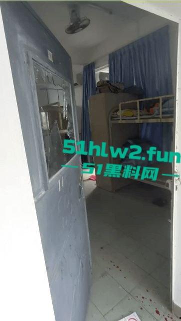 顺德中专汽修学院两男生暴揍室友,还用玻璃将其手筋挑断父母扬言要砍死两人,拒不接受和解。 第2张 顺德中专汽修学院两男生暴揍室友,还用玻璃将其手筋挑断父母扬言要砍死两人,拒不接受和解。 第2张