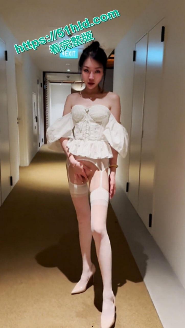 推特超美留学生【彤彤乖】最新定制私拍KTV全裸露出自慰互动，火辣高挑身姿诱惑十足！  第2张