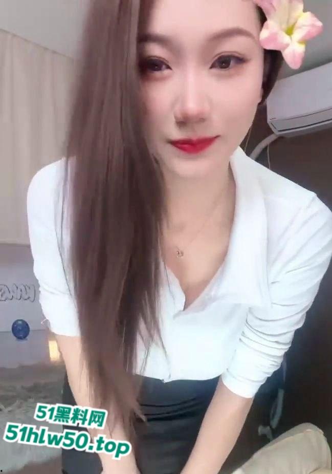 抖音25万粉丝网红【兔兔宝宝】榜一大哥定制付费视频，作品里的清纯形成强烈反差！  第2张