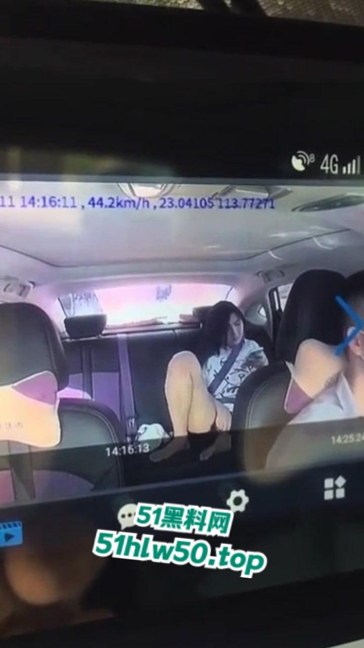 网约车司机监控偷拍，长腿学生妹按耐不住寂寞，竟在车上看片自慰被曝光，网友直呼跪求联系方式！  第1张