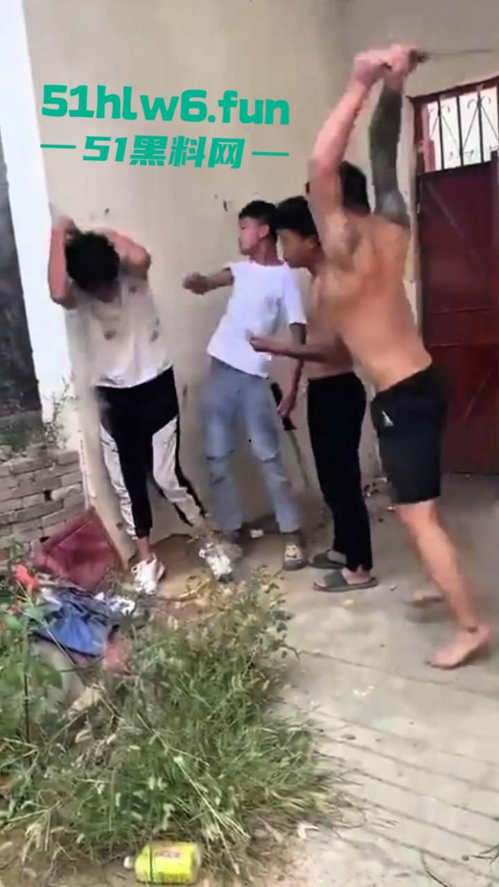 河南南阳暴力事件,精神小伙虐待殴打学生拍下视频炫耀,人神共愤必须重判啊。 第1张 河南南阳暴力事件,精神小伙虐待殴打学生拍下视频炫耀,人神共愤必须重判啊。 第1张